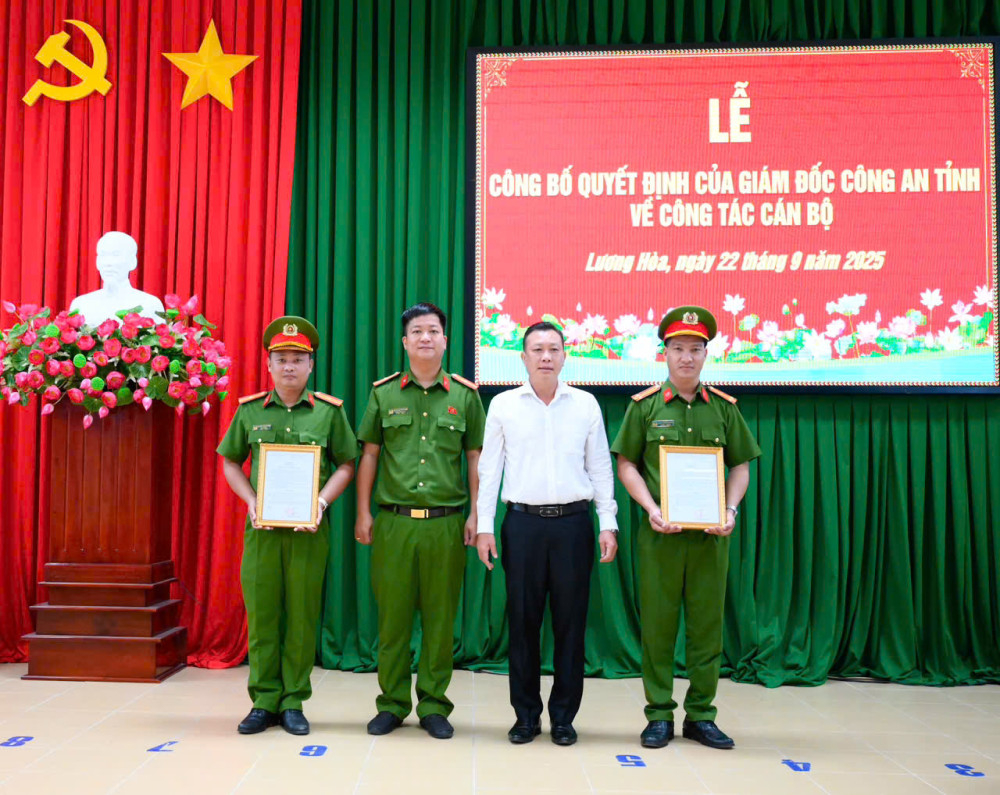 Thừa ủy quyền của Giám đốc Công an tỉnh, lãnh đạo UBND xã Lương Hòa trao quyết định điều động 2 đồng chí về đơn vị công tác mới