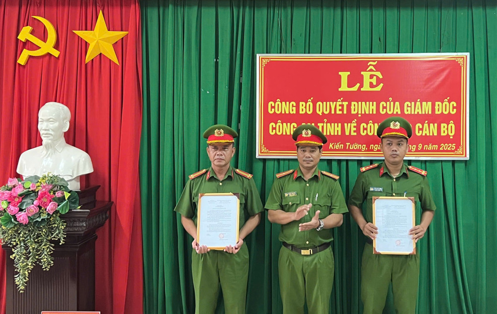 Thiếu tá Nguyễn Thanh Sồi - Trưởng Công an phường Kiến Tường, trao quyết định cho 2 cán bộ được điều động
