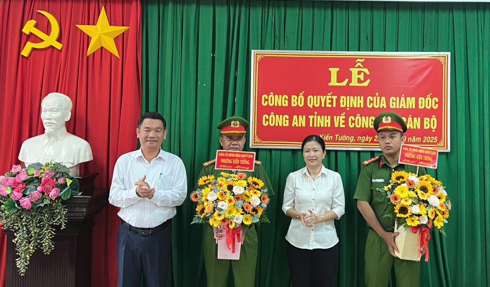 Lãnh đạo phường Kiến Tường tặng hoa chúc mừng 2 cán bộ được điều động