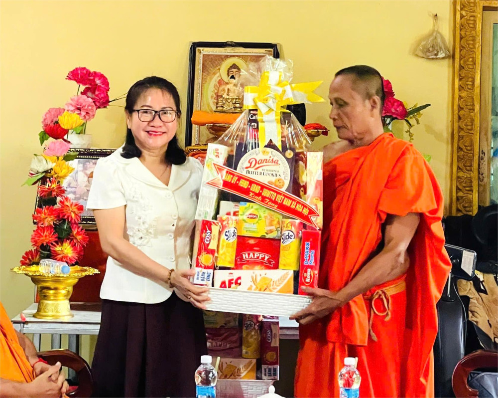 Bí thư Đảng ủy xã Hòa Hội Nguyễn Thị Thanh Sơn chúc mừng lễ Sen Dolta