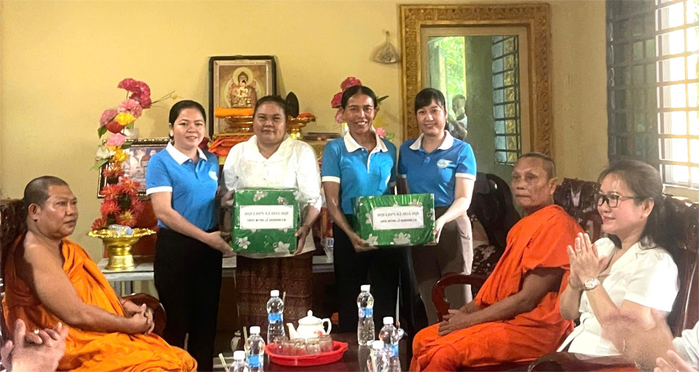 Hội Liên hiệp Phụ nữ xã Hòa Hội tặng quà mừng lễ Sen Dolta