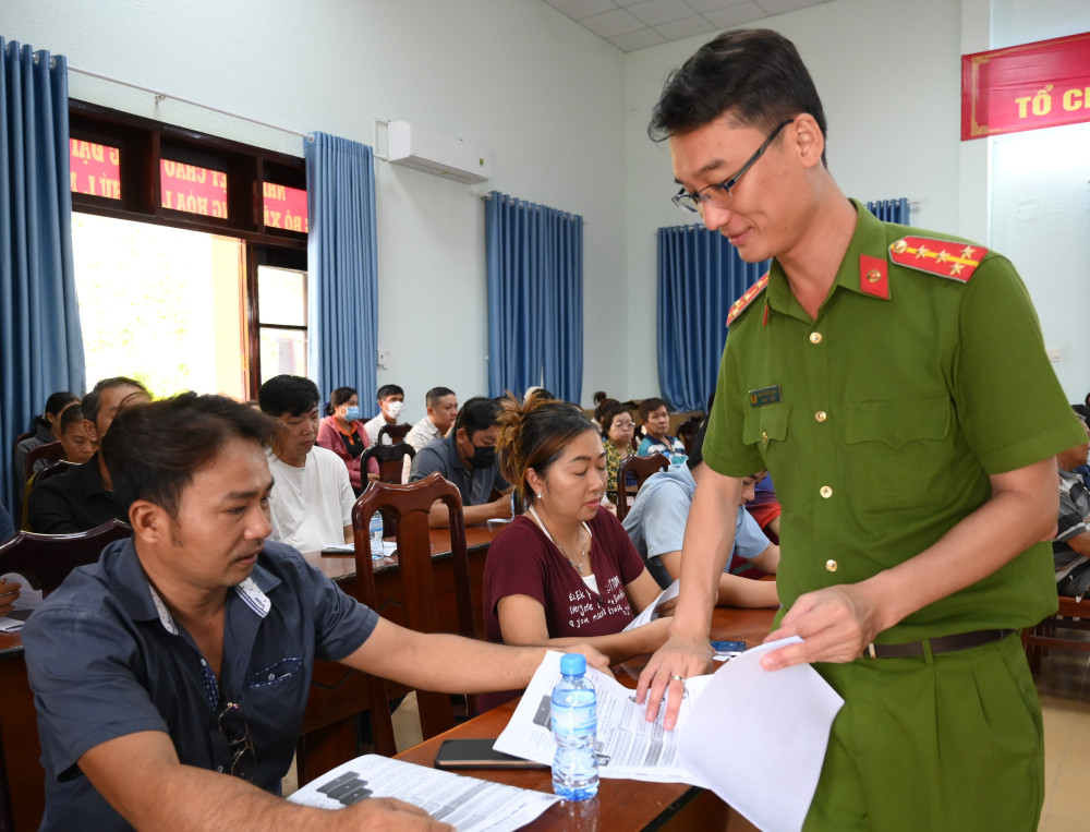 Công an xã Lương Hòa thường xuyên tuyên truyền người dân về những phương thức, thủ đoạn hoạt động của các loại tội phạm