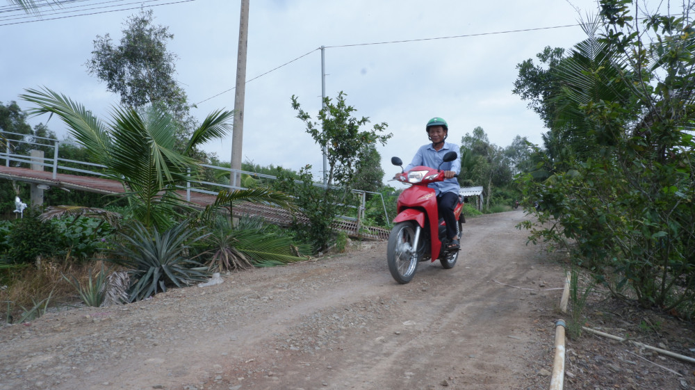 Đường Ngọn Cá Thơm, ấp Ông Hiếu, xã Thạnh Phước dài 2km nhưng khi trời mưa hầu như người dân không thể đi lại