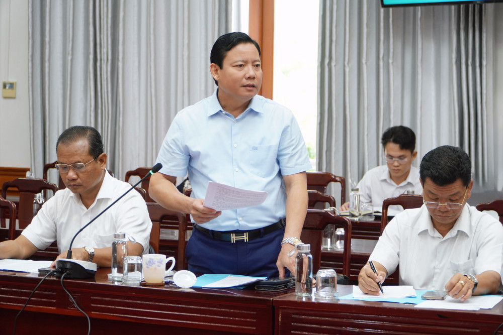 Phó Chủ tịch UBND tỉnh Phạm Tấn Hòa đóng góp ý kiến tại phiên họp