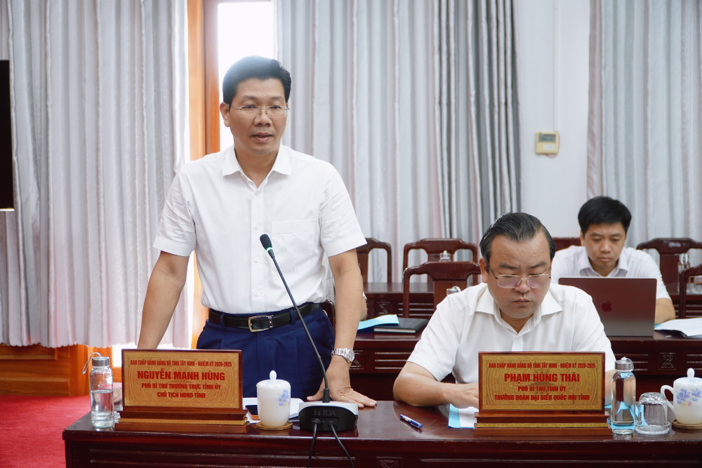 Phó Bí thư Thường trực Tỉnh ủy, Chủ tịch HĐND tỉnh Nguyễn Mạnh Hùng phát biểu tại phiên họp