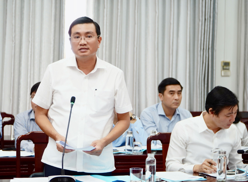 Lãnh đạo Sở Nông nghiệp và Môi trường trình bày các dự thảo 