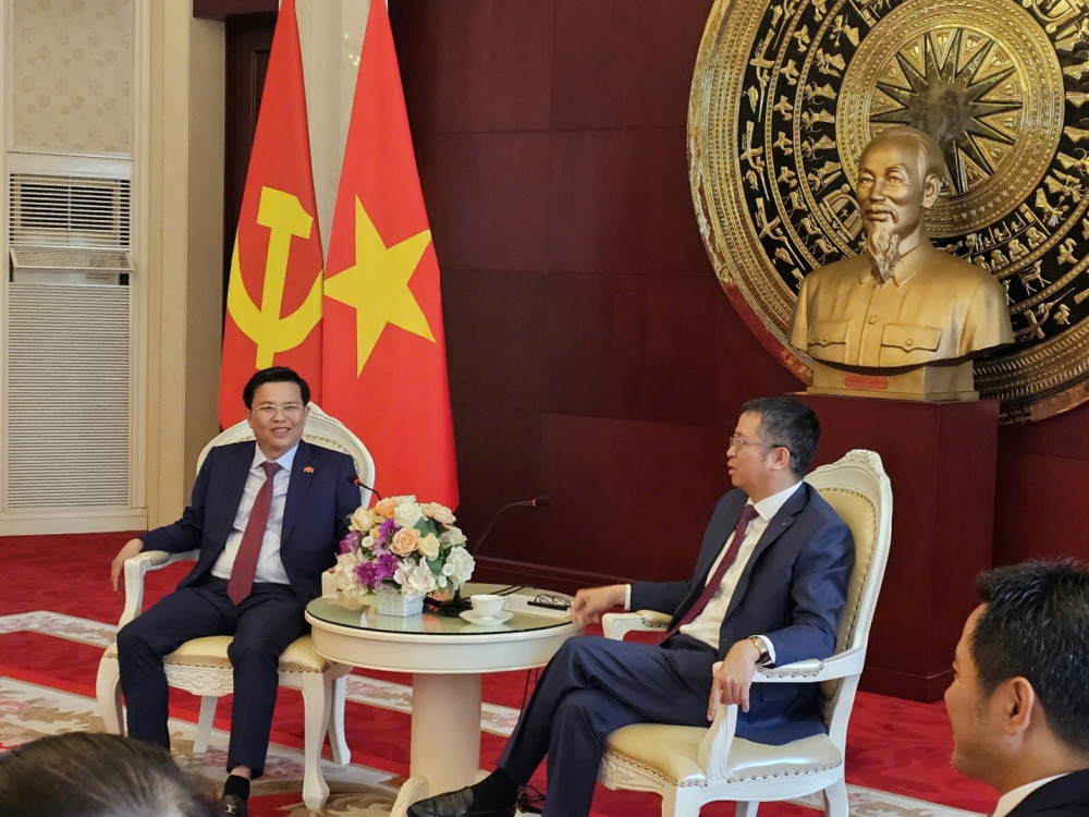 Đại sứ Phạm Thanh Bình (bên phải) và Phó Bí thư Tỉnh ủy, Chủ tịch UBMTTQ Việt Nam tỉnh Tây Ninh Nguyễn Thanh Hải