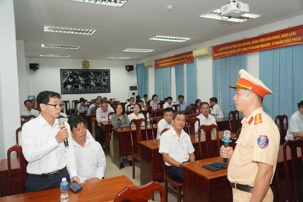 Cán bộ, nhân viên Công ty Điện lực Tây Ninh đặt câu hỏi tại hội nghị