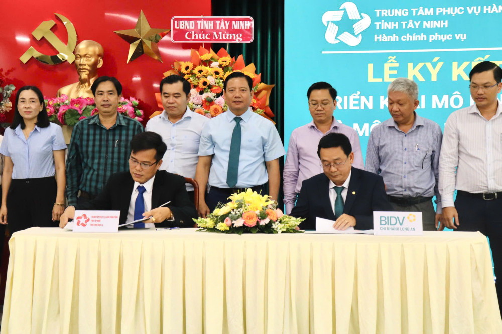 Lãnh đạo BIDV Chi nhánh Long An và Trung tâm Phục vụ hành chính công tỉnh ký kết Thỏa thuận hợp tác triển khai mô hình Đại lý dịch vụ công trực tuyến