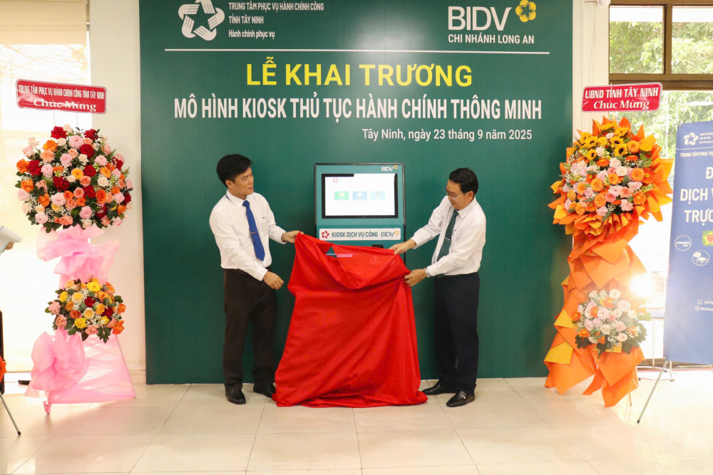 Lãnh đạo BIDV Chi nhánh Long An và Trung tâm Phục vụ hành chính công tỉnh thực hiện nghi thức khai trương máy Kiosk thủ tục hành chính thông minh