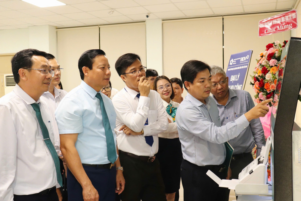 Các đại biểu sử dụng Kiosk thủ tục hành chính thông minh
