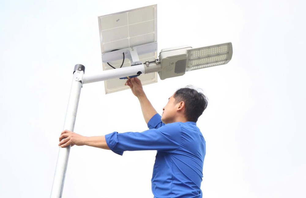 Phong trào làm theo gương Bác được cụ thể hóa bằng nhiều mô hình thiết thực, lan tỏa trong cộng đồng (Trong ảnh: Đoàn viên, thanh niên thực hiện công trình tuyến đường Sáng, xanh, sạch, đẹp)