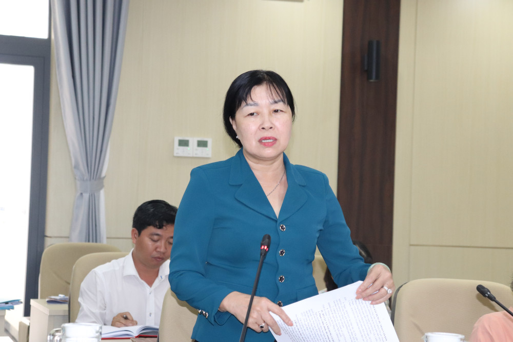 Giám đốc Sở Dân tộc và Tôn giáo tỉnh Tây Ninh Trương Thị Phương Thảo báo cáo dự thảo sửa đổi, bổ sung Nghị quyết 46 