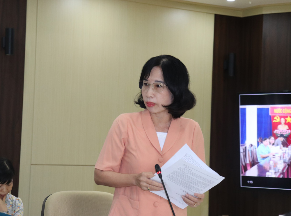 Phó Chủ tịch HĐND tỉnh Đặng Thị Ngọc Mai đóng góp ý kiến tại hội nghị 