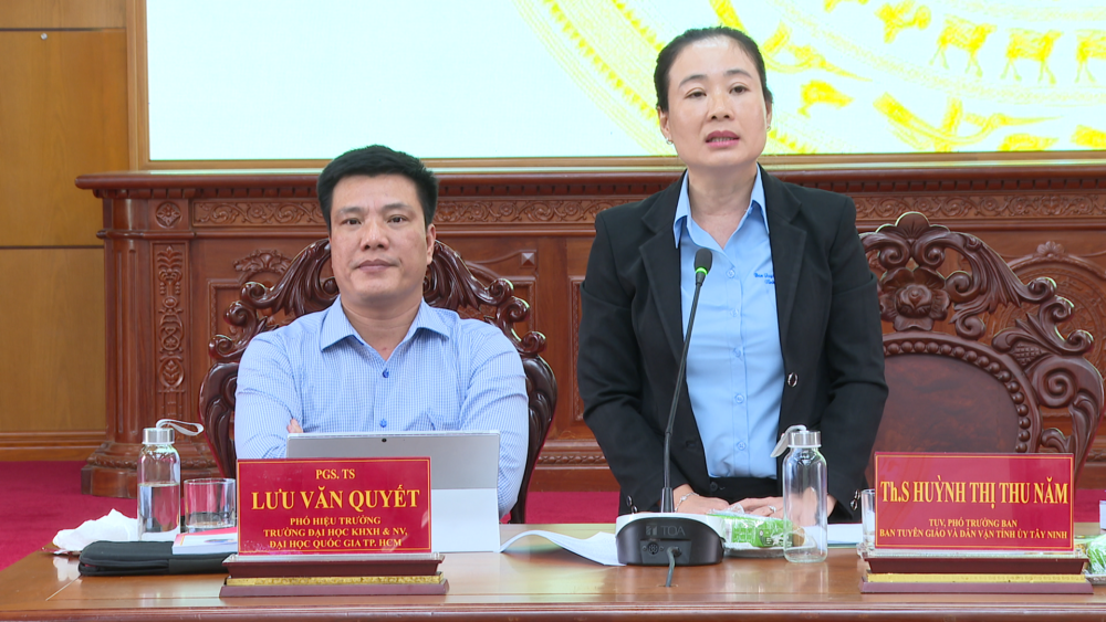 Phó Trưởng ban Tuyên giáo và Dân vận Tỉnh ủy Huỳnh Thị Thu Năm phát biểu tại hội thảo