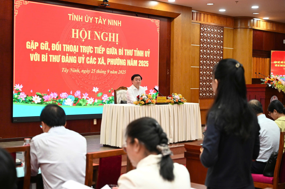 Bí thư Tỉnh ủy Nguyễn Văn Quyết lắng nghe báo cáo, kiến nghị của Bí thư Đảng ủy các xã, phường