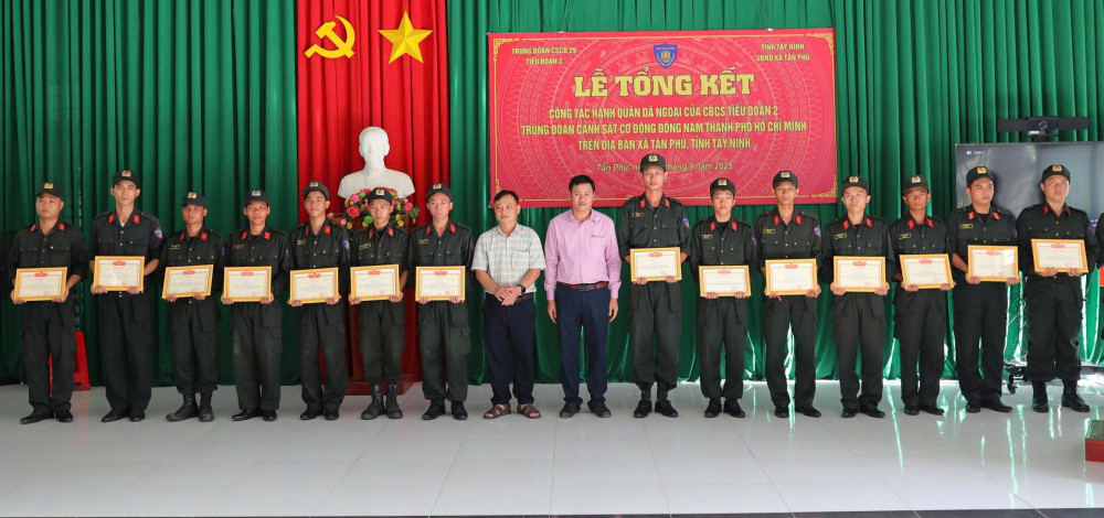 Trao Giấy khen của UBND xã cho tập thể và cá nhân Tiểu đoàn 2 vì thành tích xuất sắc trong công tác hành quân dã ngoại và phục vụ cộng đồng