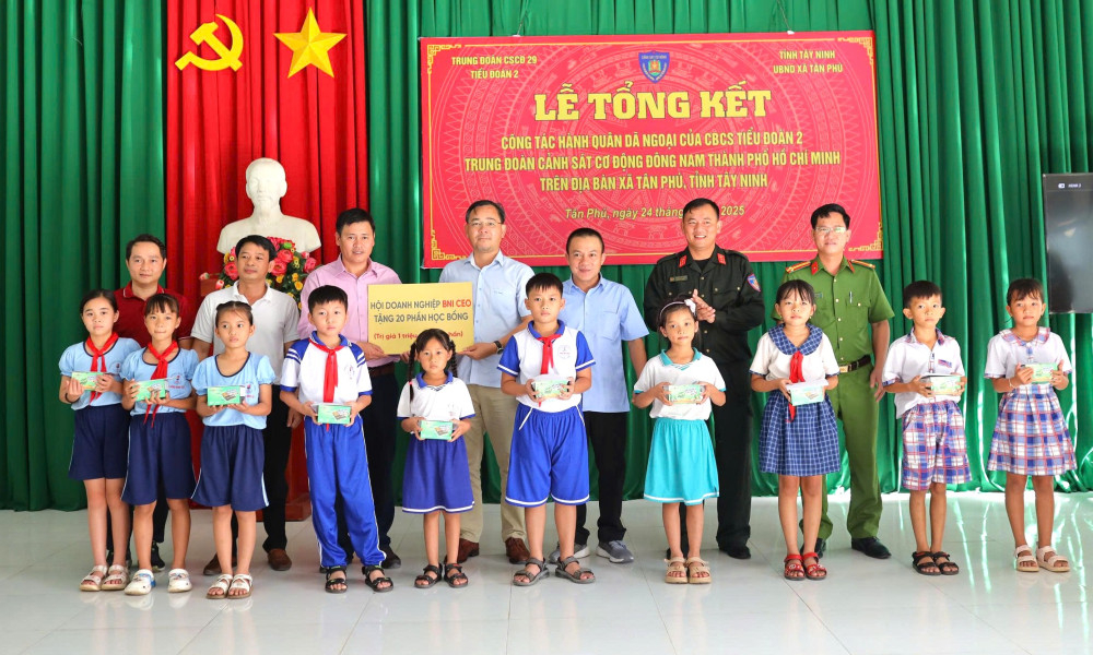 Trao quà cho các em học sinh có hoàn cảnh khó khăn