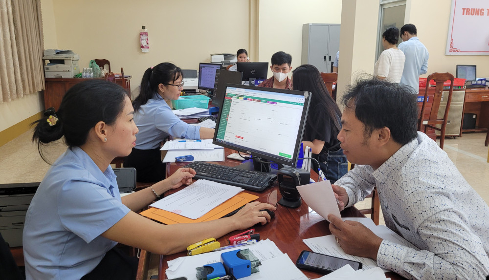 Cán bộ tiếp dân và làm thủ tục hành chính