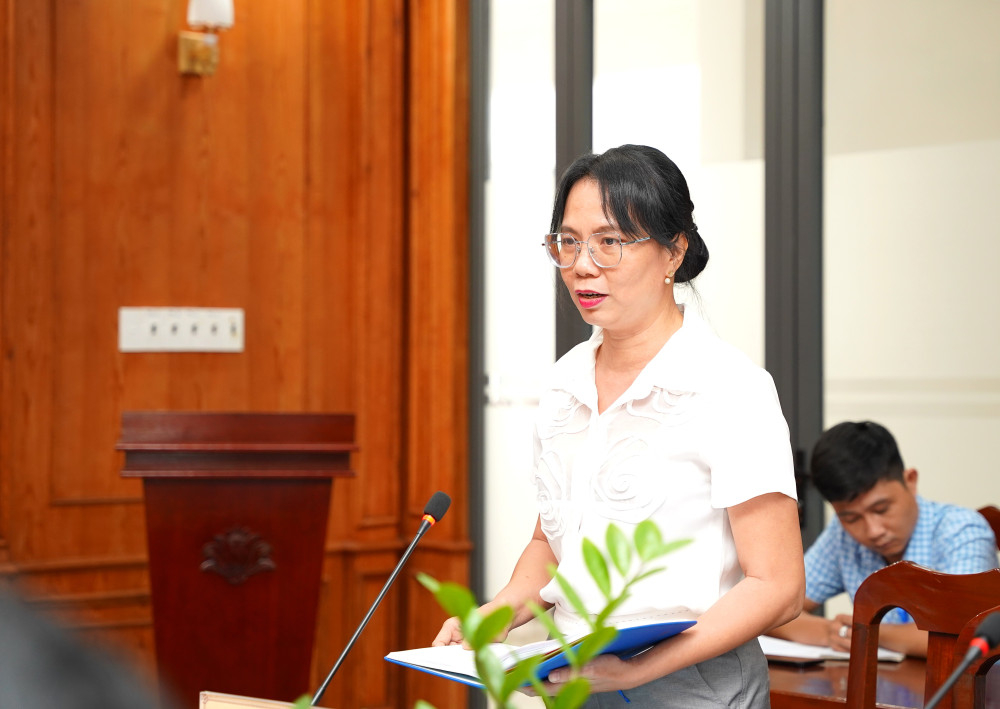 Chủ tịch UBND phường Tân Ninh Nguyễn Thị Hoàng Oanh báo cáo với đoàn công tác