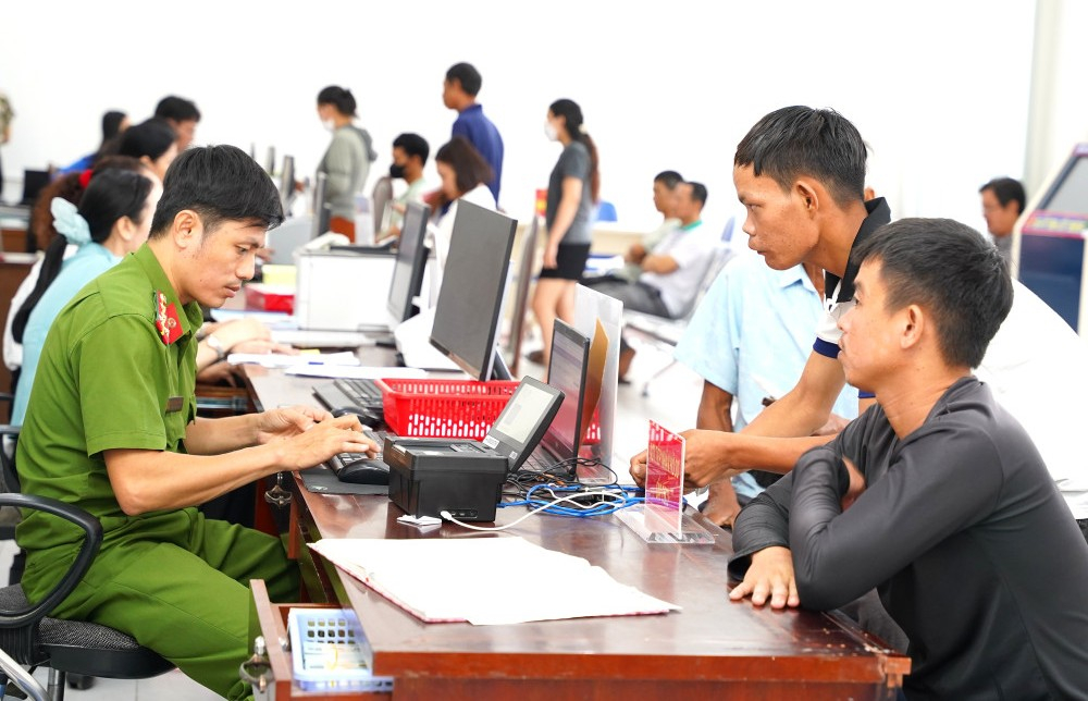Người dân đến làm thủ tục tại Trung tâm Phục vụ hành chính công phường Tân Ninh