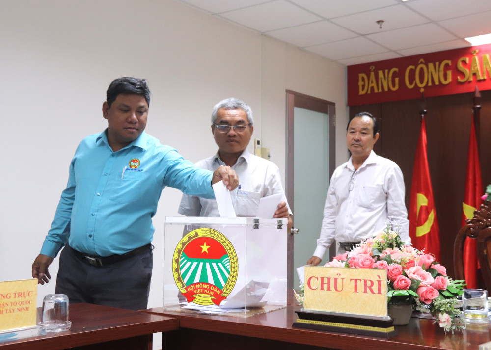 Đại biểu bỏ phiếu bầu bổ sung chức danh Chủ tịch Hội Nông dân tỉnh nhiệm kỳ 2023-2028