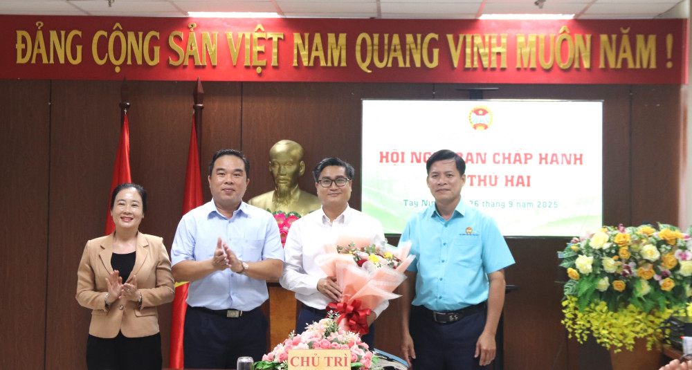 Ông Nguyễn Thanh Tùng (thứ hai, từ phải sang) được bầu giữ chức vụ Chủ tịch Hội Nông dân tỉnh, nhiệm kỳ 2023-2028