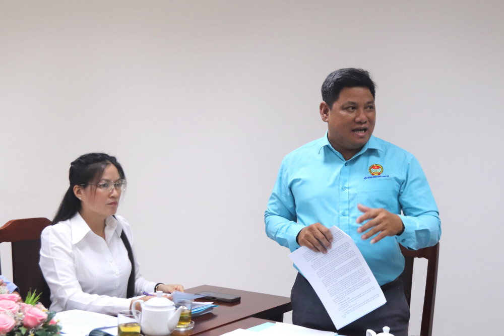 Đại biểu đóng góp ý kiến vào dự thảo Báo cáo chính trị trình Đại hội