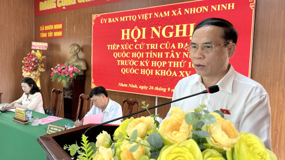 Đại biểu Hoàng Văn Liên trả lời các ý kiến cử tri quan tâm
