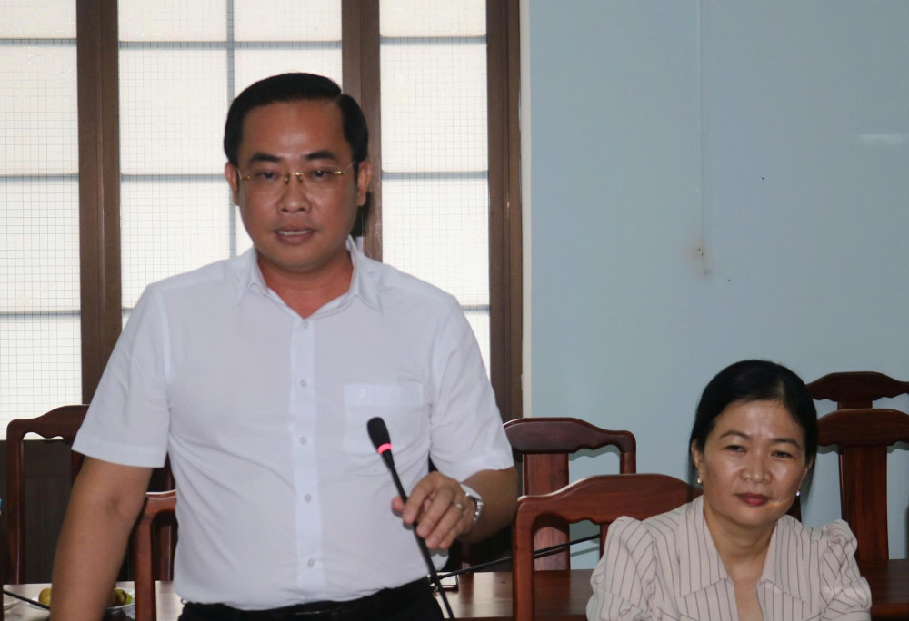 Bí thư Đảng ủy phường Kiến Tường Lê Thanh Đông trao đổi, chia sẻ kinh nghiệm tại hội nghị