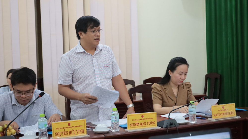 Chủ tịch UBND phường Long Hoa Nguyễn Quốc Cường phát biểu ý kiến tại buổi làm việc