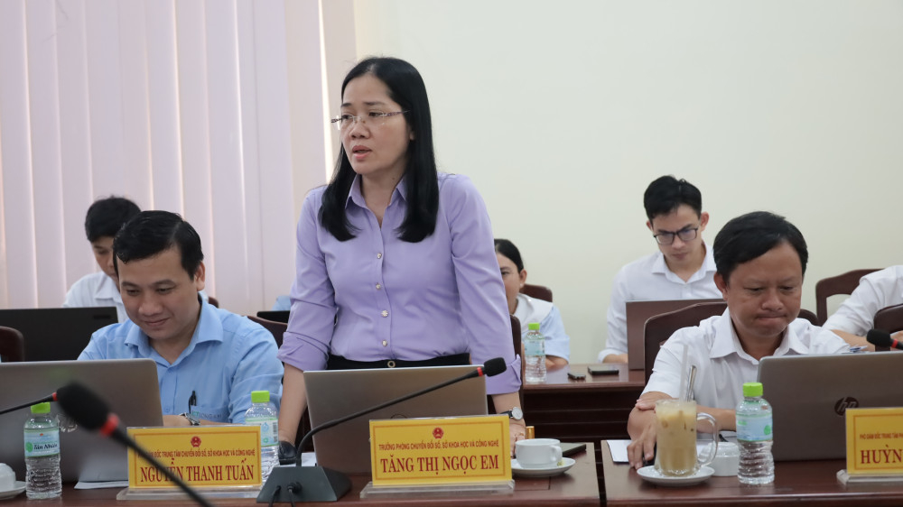 Đại diện Sở Khoa học và Công nghệ giải đáp và hướng dẫn địa phương giải quyết những khó khăn, vướng mắc về thủ tục hành chính