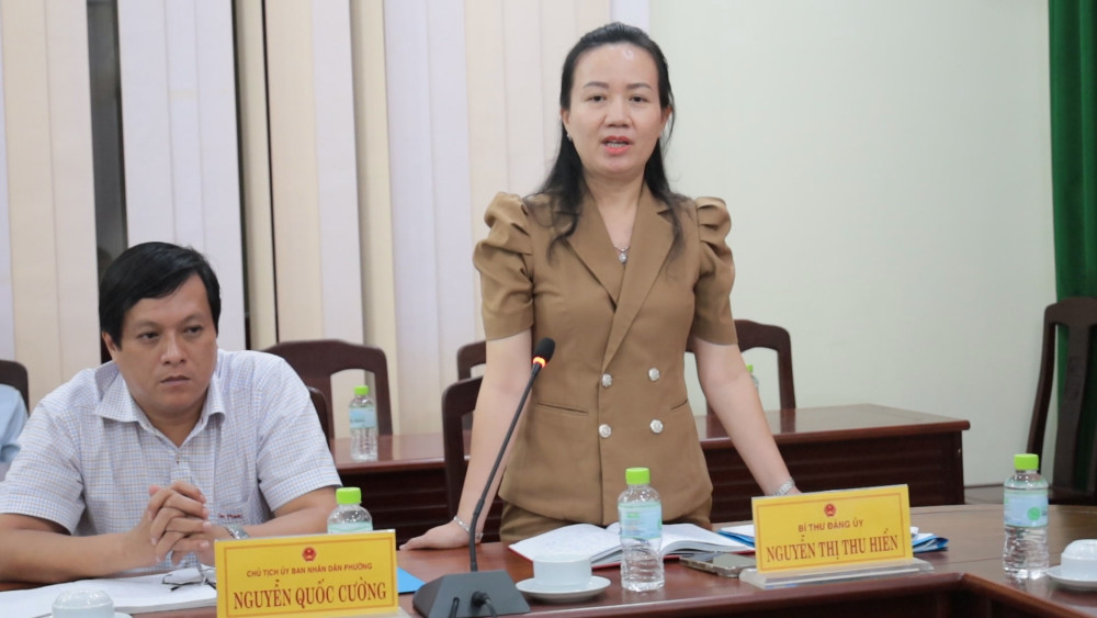 Bí thư Đảng ủy phường Long Hoa Nguyễn Thị Thu Hiền phát biểu tại buổi làm việc