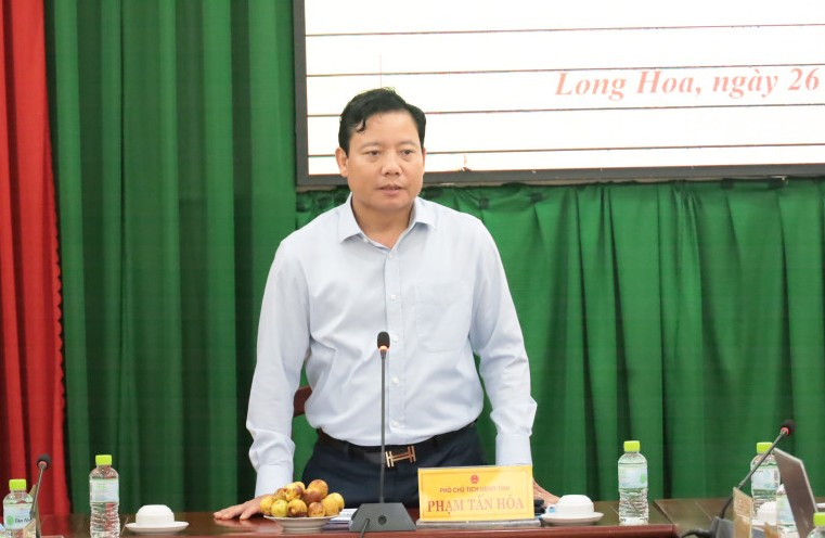 Phó Chủ tịch UBND tỉnh Phạm Tấn Hoà phát biểu kết luận buổi làm việc