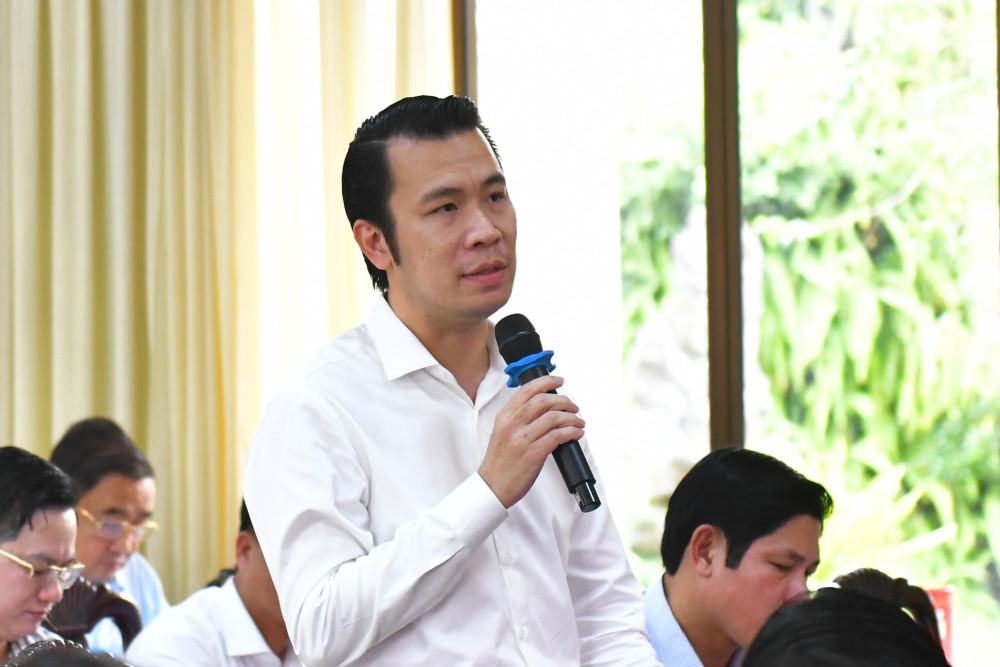 Bí thư Đảng ủy xã Hậu Nghĩa Trương Tấn Sơn phát biểu ý kiến tại buổi đối thoại