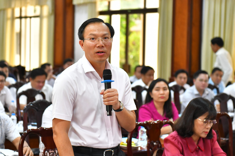 Ủy viên Ban Thường vụ Tỉnh ủy, Phó Chủ tịch UBND tỉnh Đoàn Trung Kiên giải đáp một số vướng mắc đối với cấp xã hiện nay
