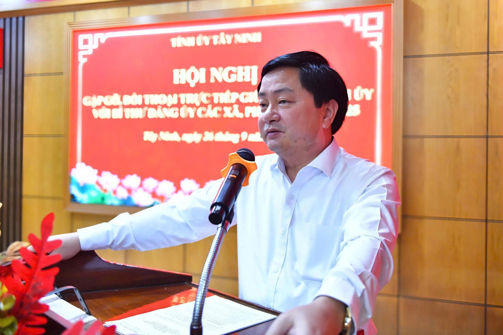 Bí thư Tỉnh ủy Nguyễn Văn Quyết phát biểu tại buổi đối thoại