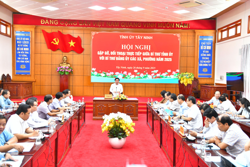 Bí thư Tỉnh ủy Nguyễn Văn Quyết đối thoại với bí thư đảng ủy các xã, phường
