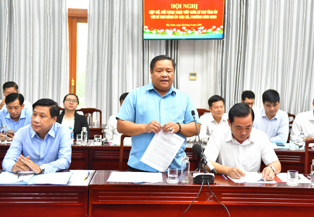 Bí thư Đảng ủy xã Tân Trụ Đặng Hoàng Tuấn nêu ý kiến tại buổi đối thoại