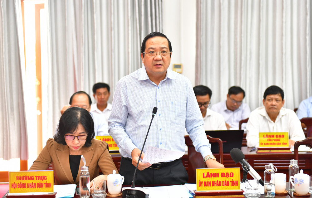 Ủy viên Ban Thường vụ Tỉnh ủy, Phó Chủ tịch UBND tỉnh Nguyễn Minh Lâm giải đáp một số vướng mắc của đại biểu