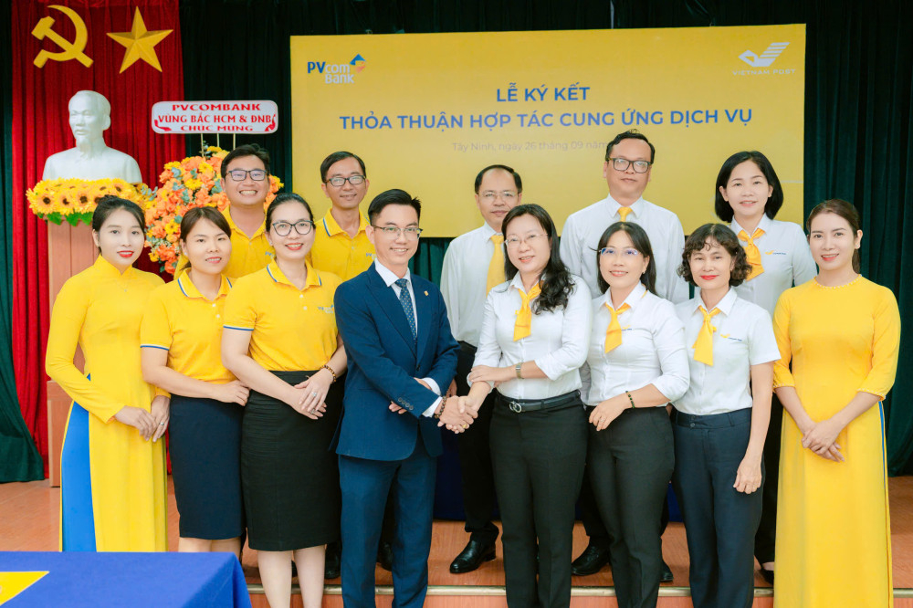 Ngân hàng TMCP Đại Chúng Việt Nam (PVcomBank) và Bưu điện (VNPost) tỉnh Tây Ninh ký kết hợp đồng cung cấp sản phẩm thấu chi bưu tá