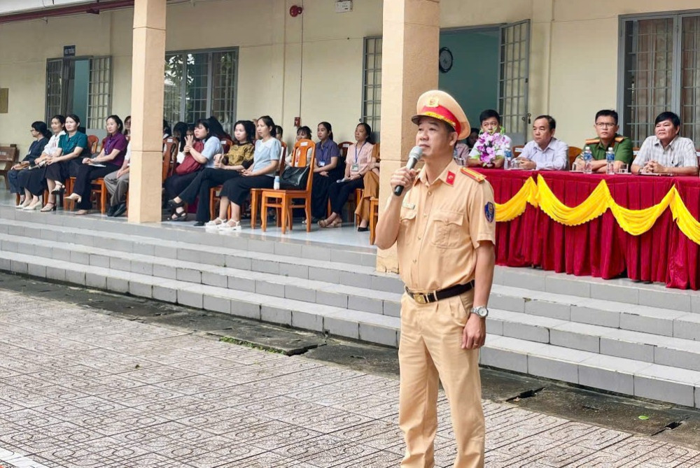 Cán bộ phổ biến pháp luật cho các phụ huynh