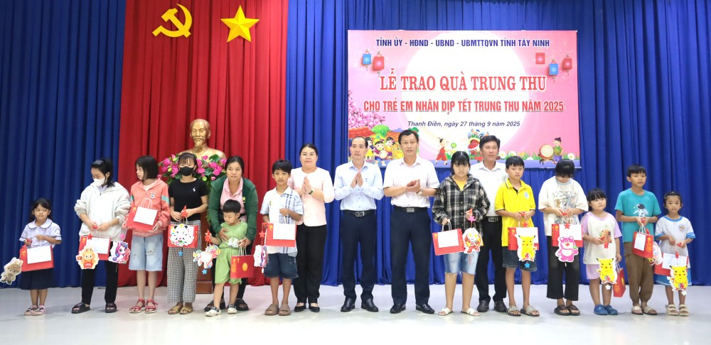 Giám đốc Sở Nội vụ Phạm Xuân Bách cùng lãnh đạo địa phương trao quà Trung thu cho các em thiếu nhi