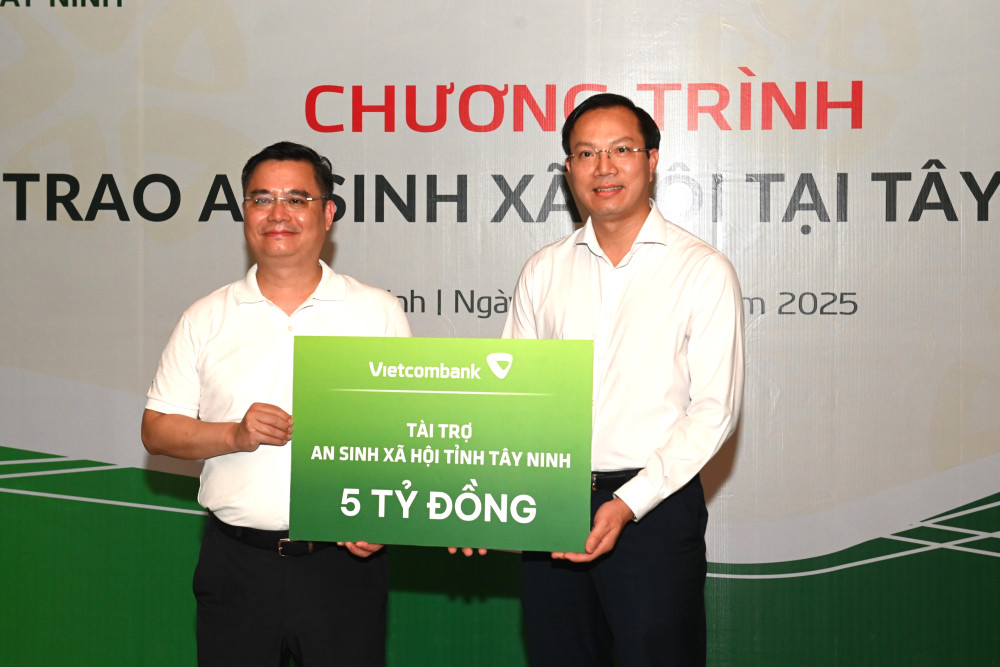 Ủy viên Ban Chấp hành Đảng bộ Chính phủ, Bí thư Đảng ủy, Chủ tịch HĐQT Vietcombank Nguyễn Thanh Tùng (bên trái) trao bảng tượng trưng tài trợ an sinh xã hội trị giá 5 tỉ đồng cho Ủy viên Ban Thường vụ Tỉnh ủy, Phó Chủ tịch UBND tỉnh Tây Ninh Đoàn Trung Kiên