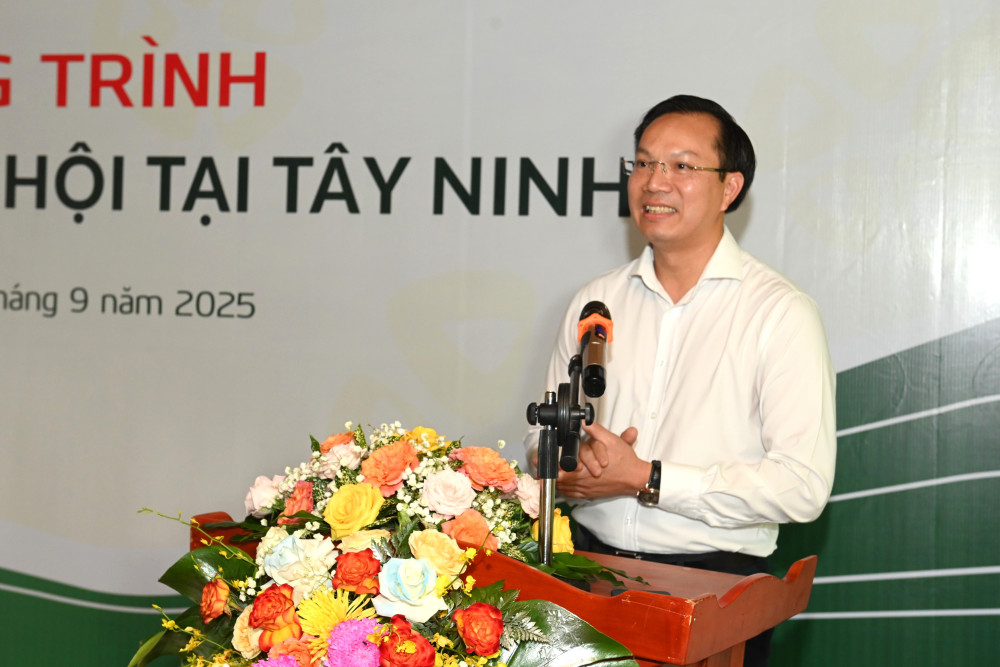 Phó Chủ tịch UBND tỉnh Tây Ninh Đoàn Trung Kiên thay mặt lãnh đạo tỉnh cảm ơn Đảng bộ Vietcombank đã quan tâm, giúp đỡ tỉnh Tây Ninh