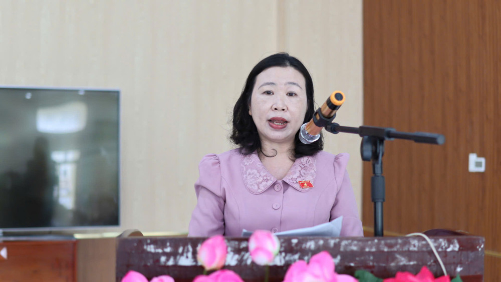 Phó Trưởng đoàn chuyên trách Đoàn đại biểu Quốc hội tỉnh Lê Thị Song An báo cáo tại buổi tiếp xúc cử tri