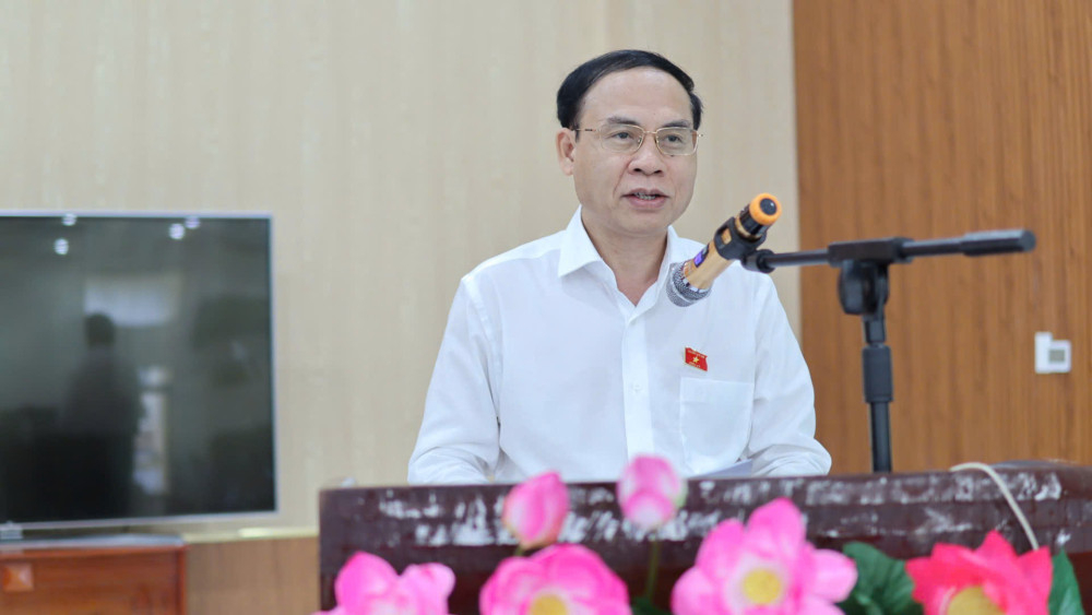 Phó Chủ nhiệm Ủy ban Pháp luật và Tư pháp của Quốc hội Hoàng Văn Liên tiếp thu các ý kiến của cử tri