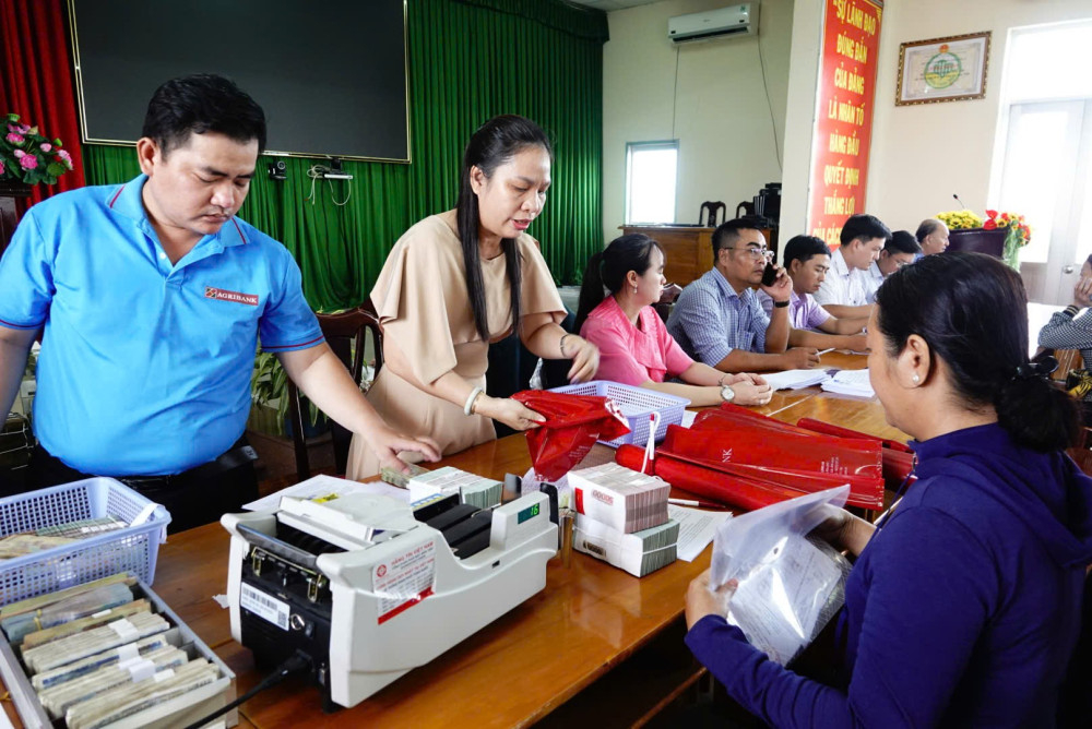 Chi nhánh Trung tâm Phát triển quỹ đất khu vực Bến Lức thực hiện chi trả cho người dân