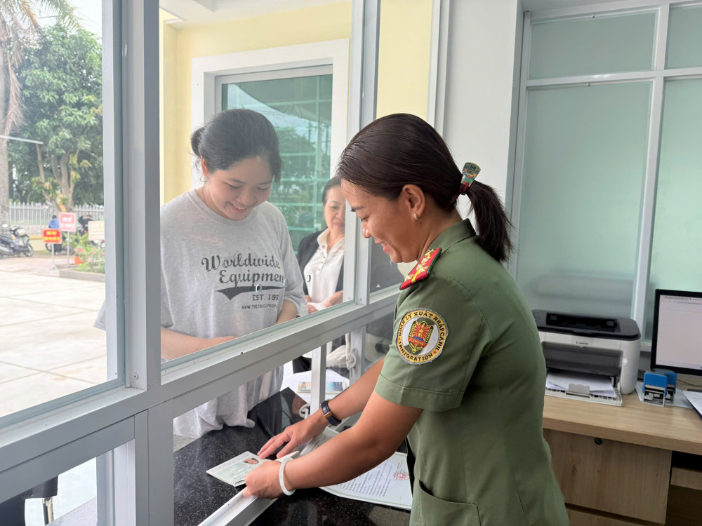 Người dân đến làm thủ tục lại Phòng Quản lý xuất nhập cảnh Công an tỉnh Tây Ninh