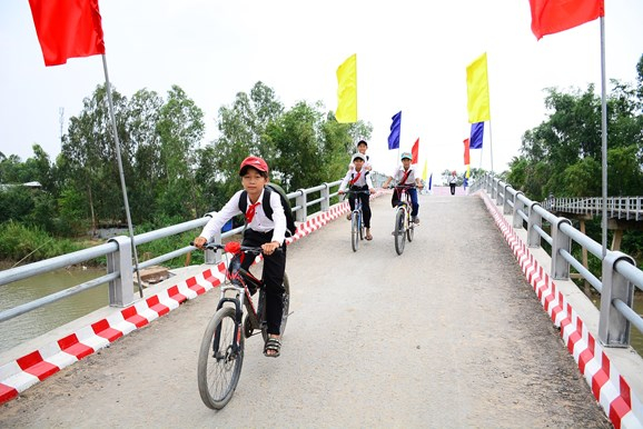 Học sinh đi lại thuận tiện, an toàn trên cây cầu nông thôn